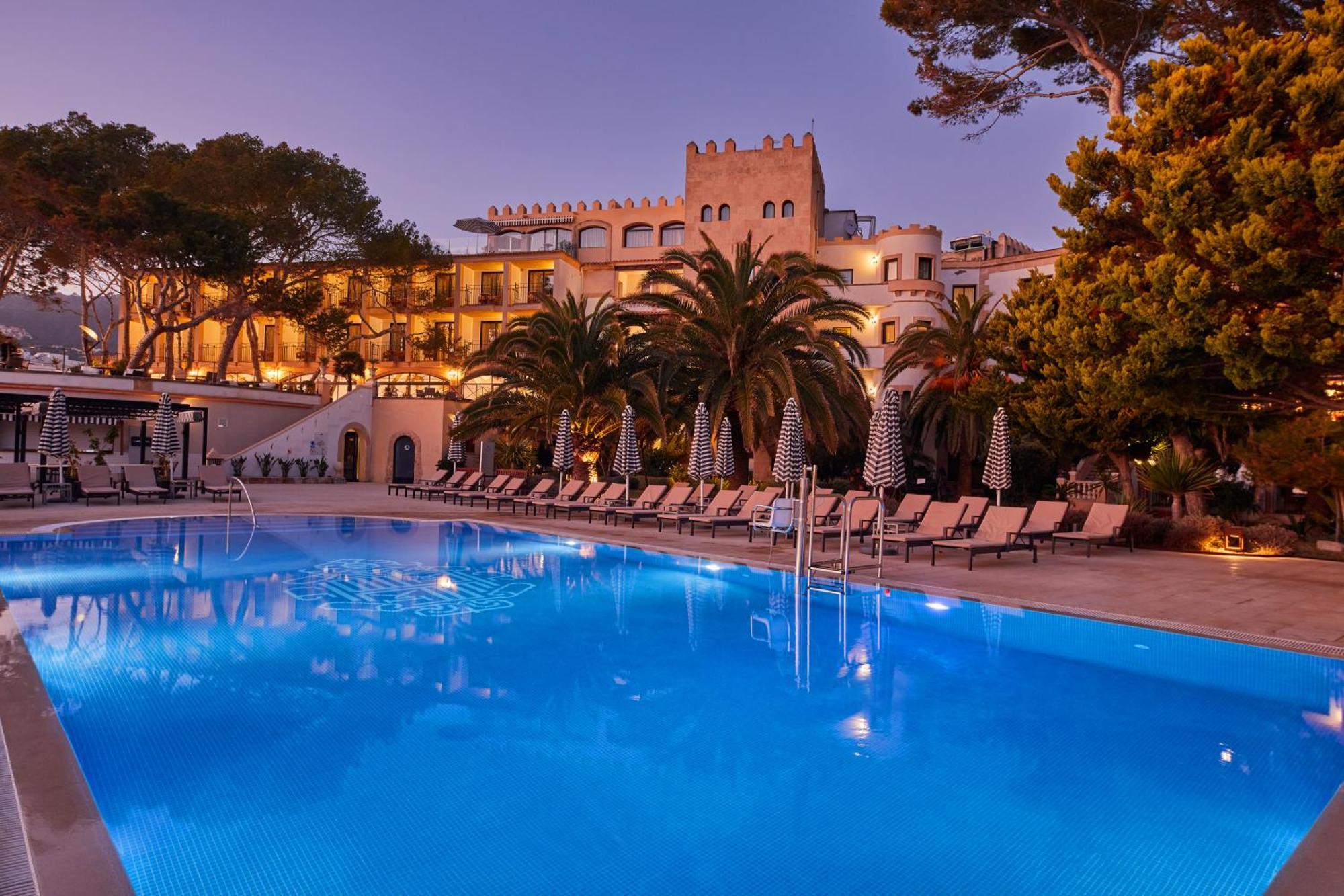 Secrets Mallorca Villamil Resort & Spa - Adults Only Пагера Екстериор снимка The hotel at night