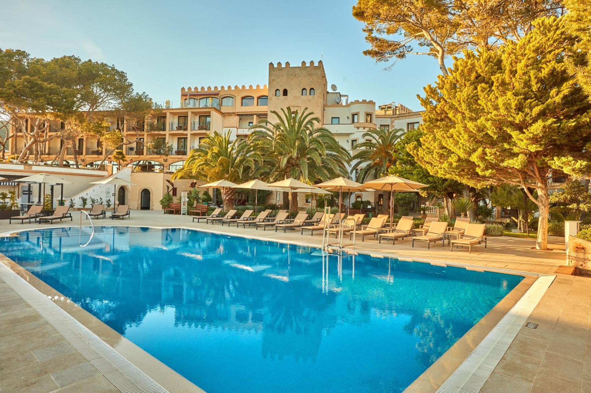 Secrets Mallorca Villamil Resort & Spa - Adults Only Пагера Екстериор снимка The hotel's swimming pool